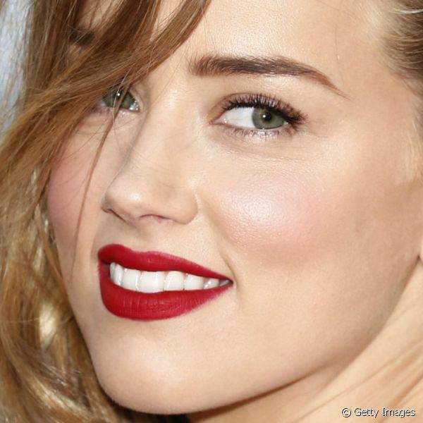 Amber Heard deixou todo o destaque de seu visual para os lábios, coloridos com um intenso batom vermelho, na pré-estreia de 
